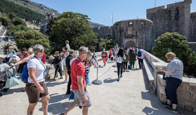 U Dubrovniku se potuklo više ljudi, jedna osoba pala sa zida i teže je ozlijeđena