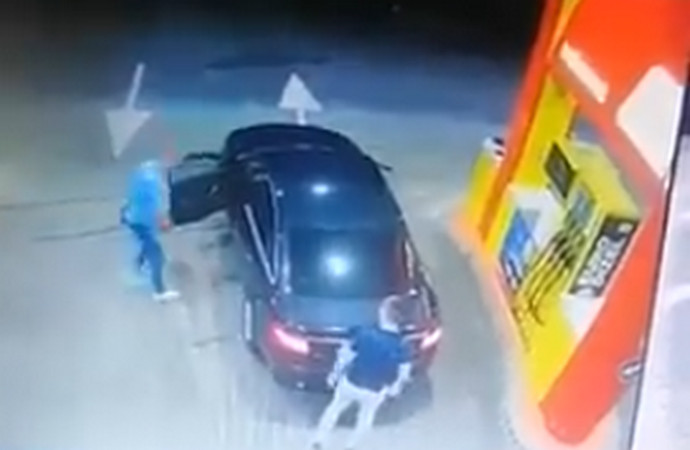 Video: Na benzinskoj postaji u BiH snimljen nevjerojatan pokušaj krađe automobila