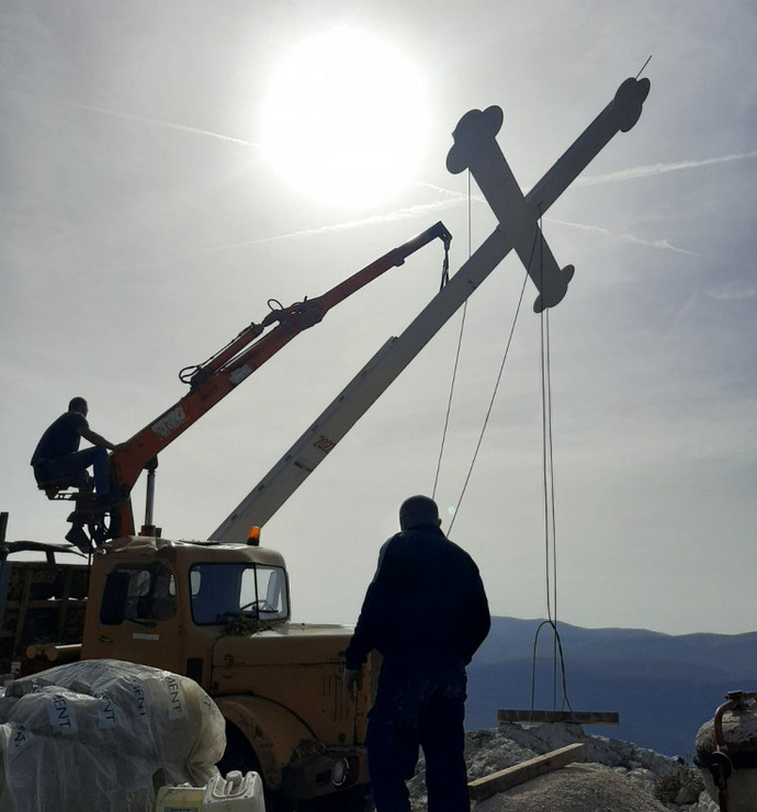 Postavljanje križa na Dabrici - Stolac.co