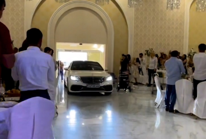 Video: Mercedesom ušli na plesni podij na svadbi